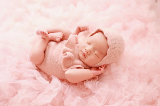 清远宝宝吃手是饿了吗